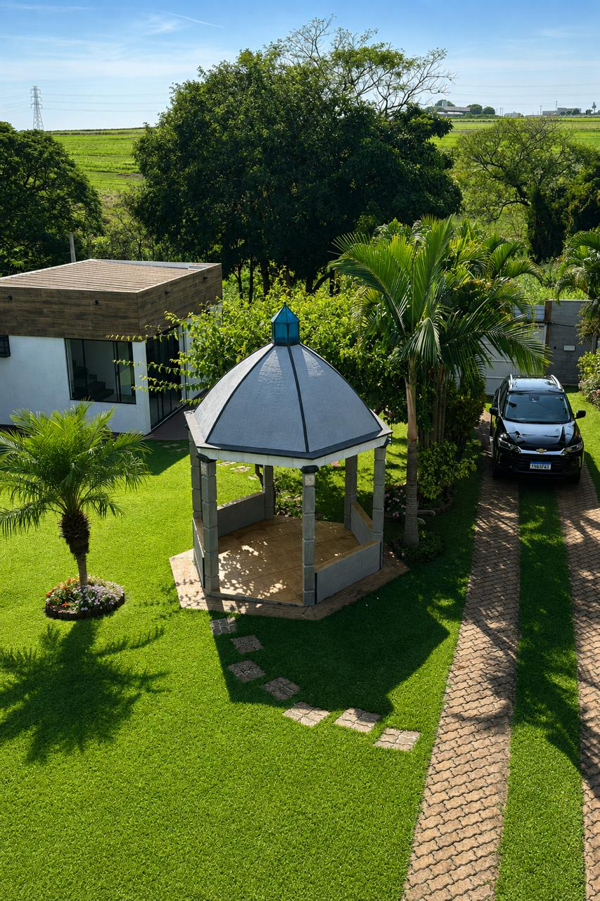 Jardim gramado com gazebo hexagonal e edículo moderno